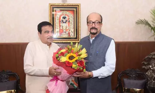 राज्यपाल रमेन डेका मिले केंद्रीय मंत्री नितिन गडकरी से