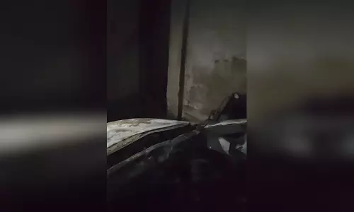अपार्टमेंट की पार्किंग में लगी आग, कार समेत 5 वाहन जलकर राख, महिला समेत 2 बच्चों का हुआ रेस्क्यू