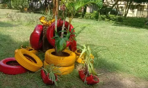 कबाड़ से बने आकर्षक जुगाड़ देखकर आश्चर्यचकित हुए निगम आयुक्त कबाड़ से बने आकर्षक जुगाड़ देखकर आश्चर्यचकित हुए निगम आयुक्त
