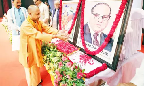 Lucknow :  आदित्यनाथ ने संविधान की प्रस्तावना में धर्मनिरपेक्ष और समाजवादी शब्द शामिल करने पर कांग्रेस पर हमला किया