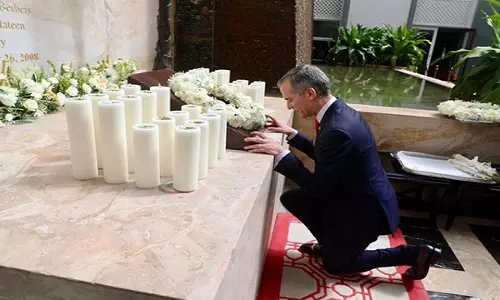भारत में US राजदूत ने 26/11 के शहीदों को श्रद्धांजलि दी