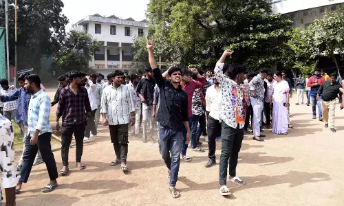 Telangana: हिंदी महाविद्यालय के छात्रों ने अपने भविष्य को लेकर विरोध प्रदर्शन किया Telangana: हिंदी महाविद्यालय के छात्रों ने अपने भविष्य को लेकर विरोध प्रदर्शन किया