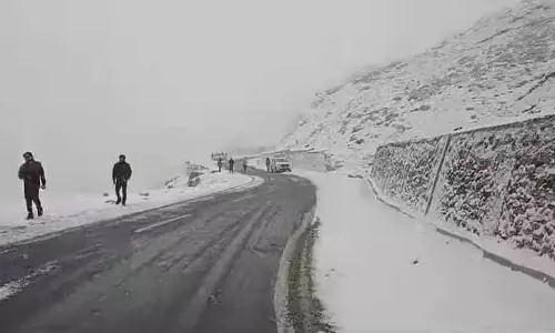 ताजा बर्फबारी से Kullu-Manali के होटल व्यवसायियों की उम्मीदें जगी ताजा बर्फबारी से Kullu-Manali के होटल व्यवसायियों की उम्मीदें जगी