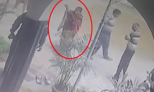 महिला सफाईकर्मी भड़की, ग्राम प्रधान को चप्पल से पीटा, मच गया बवाल
