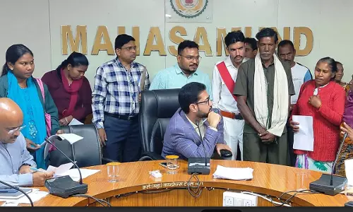 कलेक्टर ने जन चौपाल में आत्मीयता से सुनी लोगों की समस्याएं