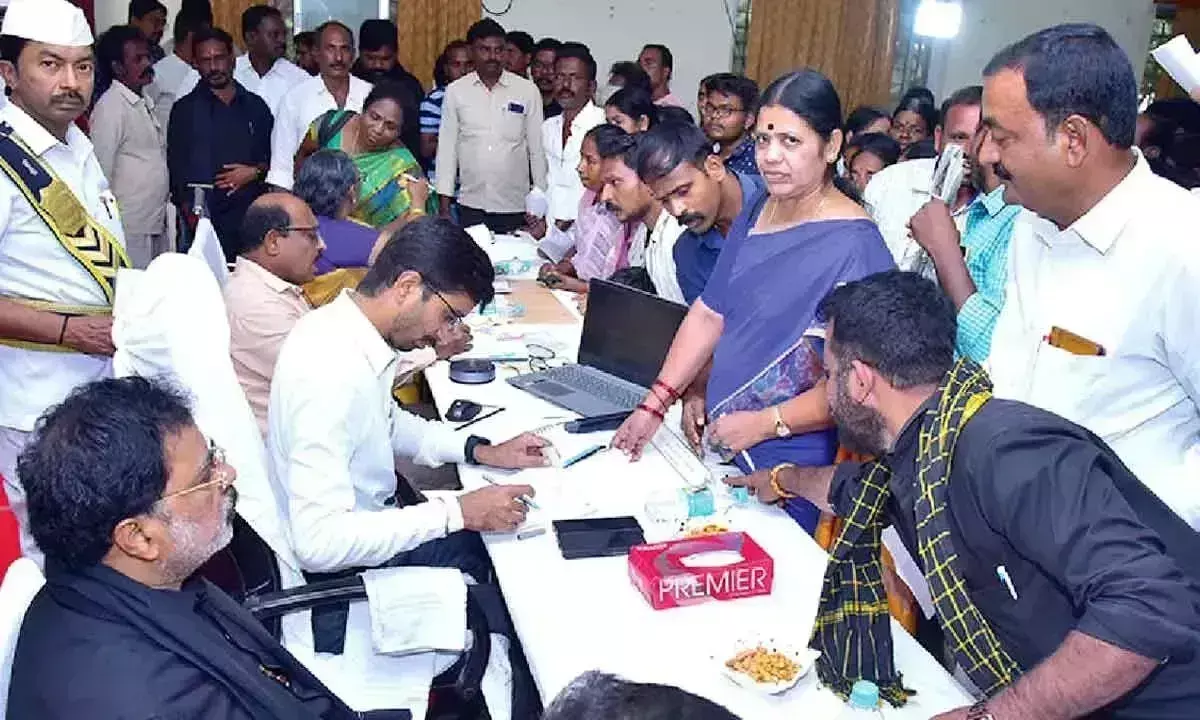 जन शिकायतों का मौके पर ही करें समाधान: Collector जन शिकायतों का मौके पर ही करें समाधान: Collector