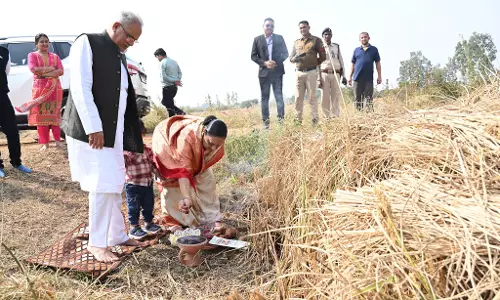 धान कटाई के उपरांत भूपेश बघेल ने कुरूदडीह में बढ़ौना रस्म पूरा किया
