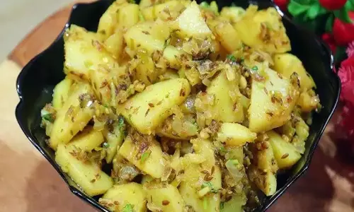 सर्दियों में मसालेदार परांठे के साथ पंजाबी जीरा आलू बहुत स्वादिष्ट लगता