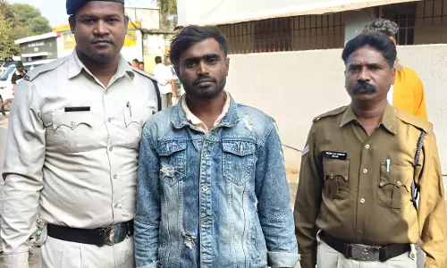बस स्टैंड में चाकू लेकर लोगों को किया भयभीत, बदमाश गिरफ्तार
