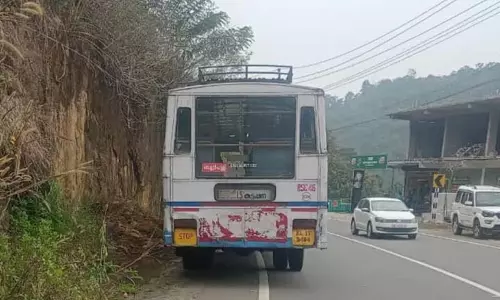 केरल: KSRTC बस से गिरकर महिला की मौत केरल: KSRTC बस से गिरकर महिला की मौत