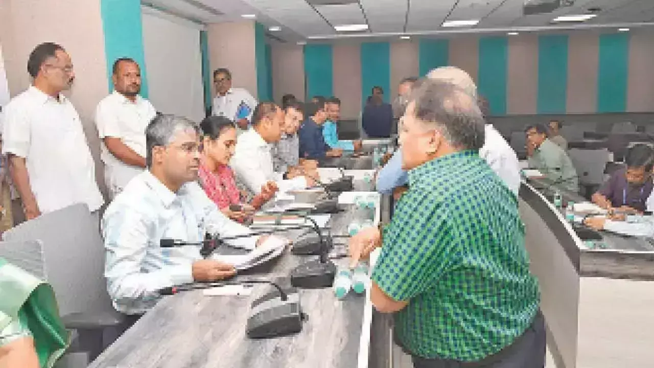 GHMC आयुक्त ने प्रजावाणी में भाग लिया, 126 आवेदन प्राप्त हुए GHMC आयुक्त ने प्रजावाणी में भाग लिया, 126 आवेदन प्राप्त हुए