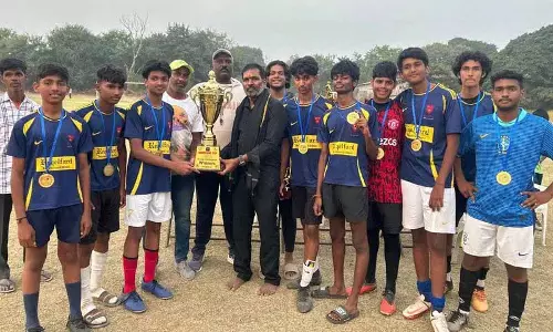 Reckelford इंटरनेशनल स्कूल ने फुटबॉल में जीत हासिल कर ट्रॉफी जीती