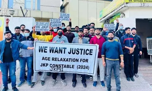 JKP कांस्टेबल, SI उम्मीदवारों ने भाजपा कार्यालय के बाहर किया प्रदर्शन