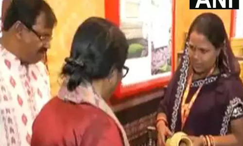Odisha विधानसभा अध्यक्ष सुरमा पाढ़ी और केंद्रीय मंत्री ने IITF में ओडिशा पैवेलियन का किया दौरा Odisha विधानसभा अध्यक्ष सुरमा पाढ़ी और केंद्रीय मंत्री ने IITF में ओडिशा पैवेलियन का किया दौरा