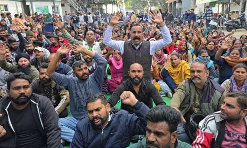 जम्मू नगर निगम के SKC ने किया विरोध प्रदर्शन जम्मू नगर निगम के SKC ने किया विरोध प्रदर्शन