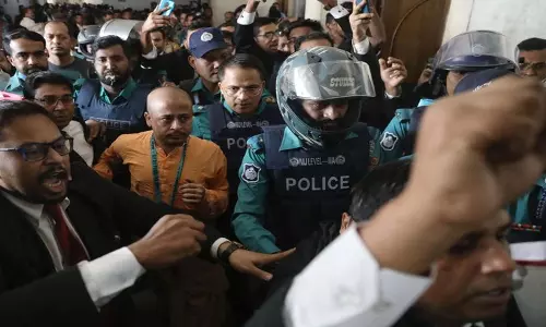 Bangladesh: अदालत ने गिरफ्तार हिंदू नेता को जमानत देने से इनकार किया Bangladesh: अदालत ने गिरफ्तार हिंदू नेता को जमानत देने से इनकार किया
