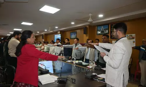 अधिकारियों व कर्मचारियों ने प्रस्तावना का वाचन कर मनाया संविधान दिवस