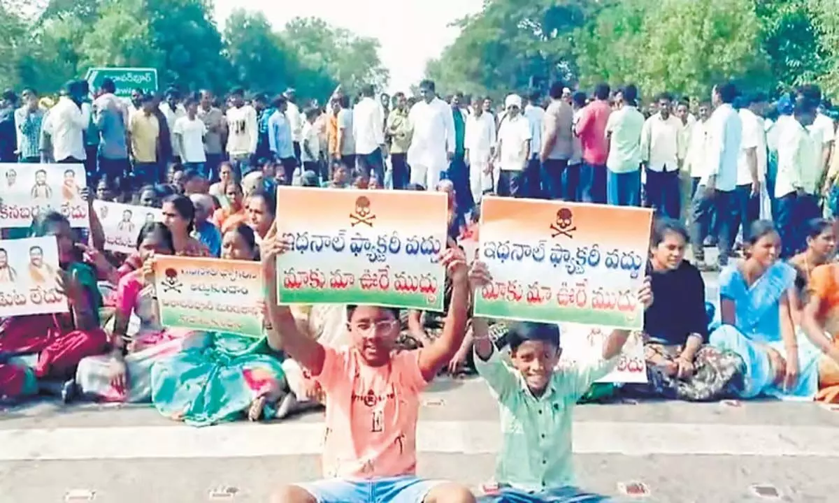 Telangana: आदिलाबाद के किसानों ने इथेनॉल फैक्ट्री के खिलाफ प्रदर्शन किया