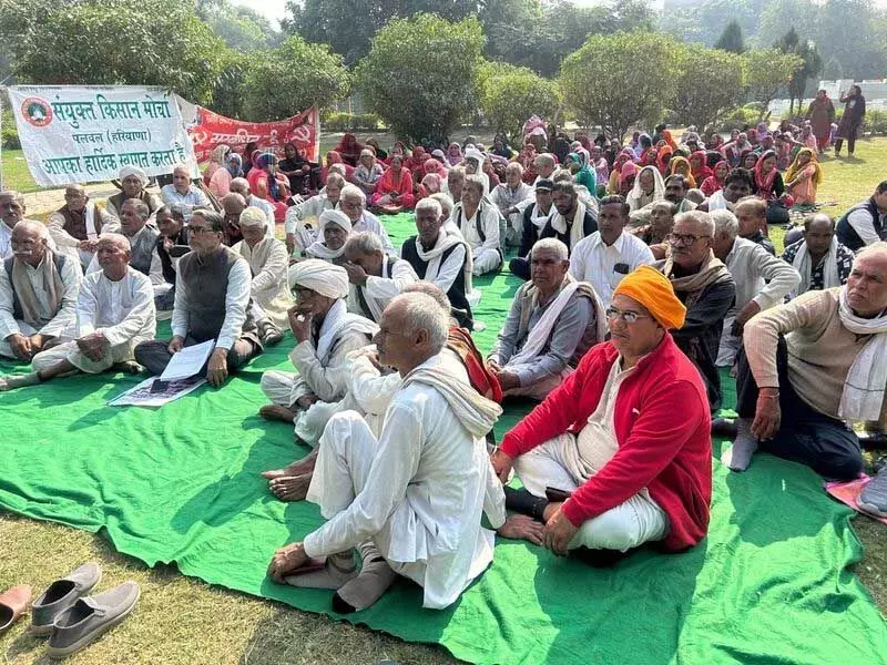 Haryana : एमएसपी गारंटी और कर्ज माफी की मांग को लेकर एसकेएम ने पलवल में किया प्रदर्शन