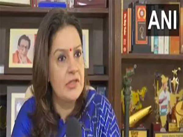 अगर फडणवीस का नाम तय हो गया है, तो इसकी घोषणा करने से कौन रोक रहा है?: Priyanka Chaturvedi