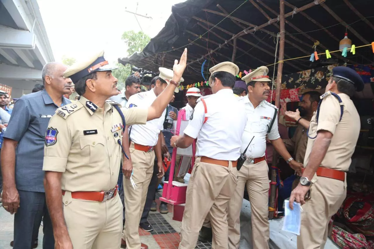 Hyderabad: सड़कों पर अतिक्रमण हटाने के लिए Police ने शुरू किया रोप अभियान