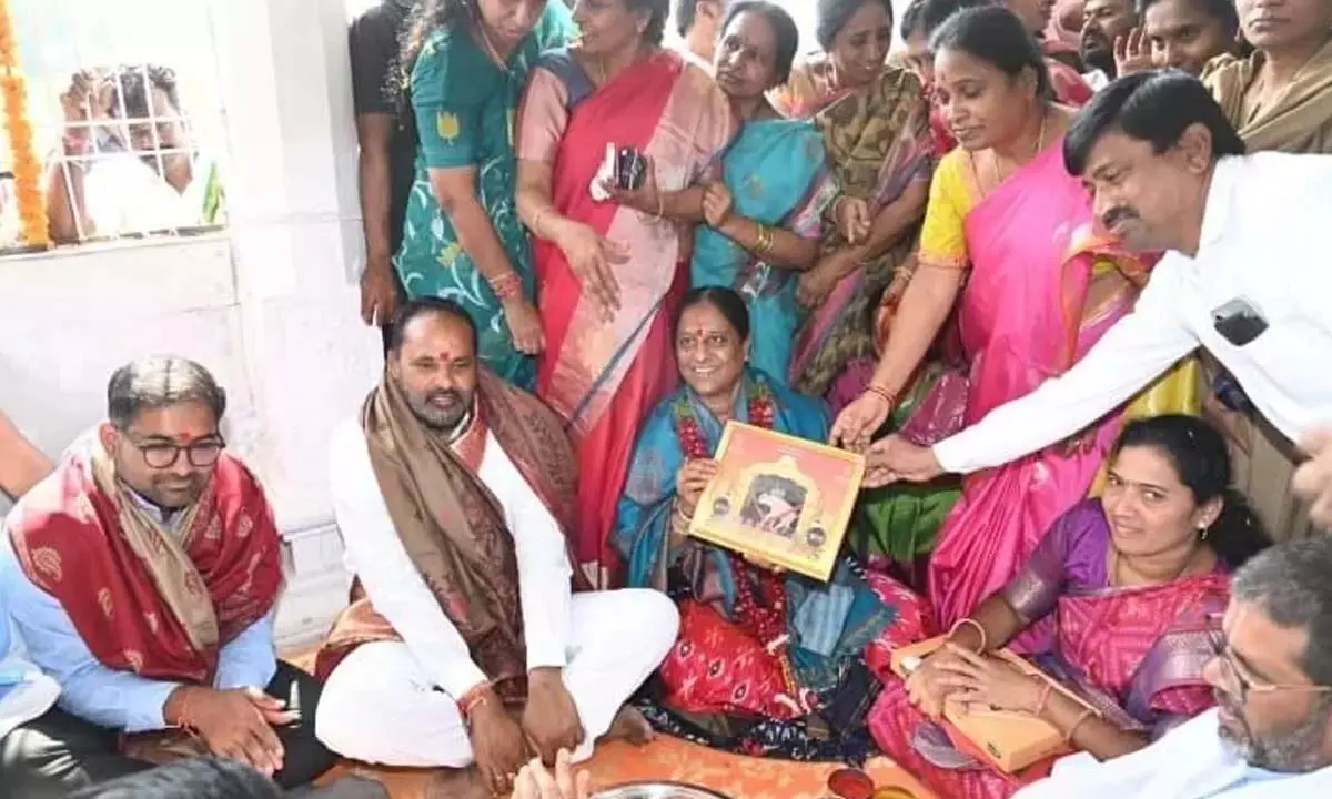 Telangana: कोंडा सुरेखा ने मंदिर विकास कार्यों का शुभारंभ किया Telangana: कोंडा सुरेखा ने मंदिर विकास कार्यों का शुभारंभ किया