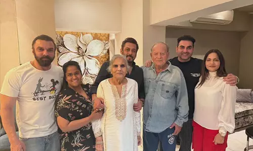 सोहेल खान की नवीनतम पोस्ट में Salman Khan ने परिवार के साथ दिए पोज सोहेल खान की नवीनतम पोस्ट में Salman Khan ने परिवार के साथ दिए पोज