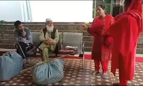 Himachal में कश्मीरी शॉल विक्रेताओं को परेशान करने के लिए महिला ने मांगी माफी Himachal में कश्मीरी शॉल विक्रेताओं को परेशान करने के लिए महिला ने मांगी माफी
