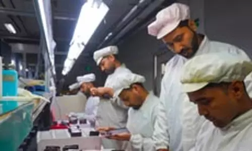 भारत में मैन्युफैक्चरिंग को बढ़ावा देने के लिए वर्कर हाउसिंग इन्फ्रास्ट्रक्चर जरूरी : रिपोर्ट भारत में मैन्युफैक्चरिंग को बढ़ावा देने के लिए वर्कर हाउसिंग इन्फ्रास्ट्रक्चर जरूरी : रिपोर्ट