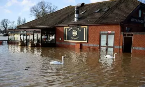 UK flood warnings issued: सुरक्षित रहने के लिए क्या जानना चाहिए