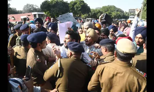 ‘Roll back FIR’: छात्रों ने पीयू गेट नंबर 2 को ब्लॉक किया ‘Roll back FIR’: छात्रों ने पीयू गेट नंबर 2 को ब्लॉक किया