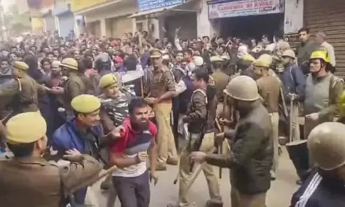 Delhi: संभल हत्याकांड के विरोध में एसएफआई कार्यकर्ताओं का प्रदर्शन