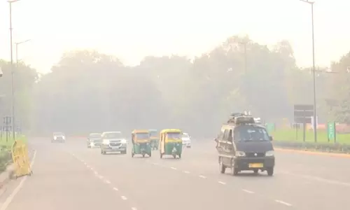 Delhi: वायु गुणवत्ता गंभीर श्रेणी में बनी हुई है, हवा में घना कोहरा छाया हुआ है