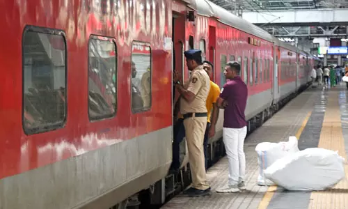 मुंबई उपनगर में रेल यात्रियों को बड़ी राहत, आज से 13 नई एसी लोकल ट्रेन सेवाएं शुरू