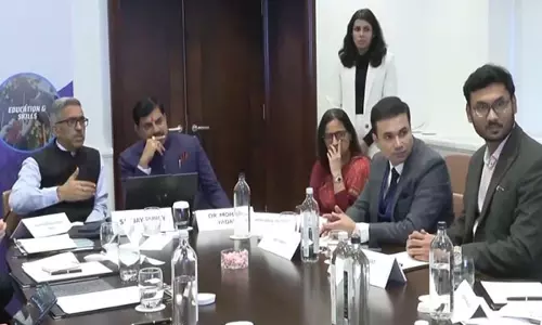 CM ने ब्रिटेन के प्रमुख उद्योगपतियों के साथ गोलमेज और आमने-सामने की बैठकों में भाग लिया CM ने ब्रिटेन के प्रमुख उद्योगपतियों के साथ गोलमेज और आमने-सामने की बैठकों में भाग लिया