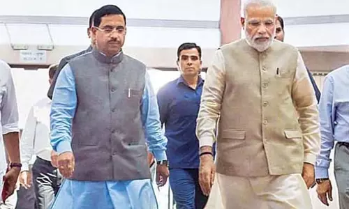 PM Modi ने मंत्री प्रल्हाद जोशी को जन्मदिन की बधाई दी