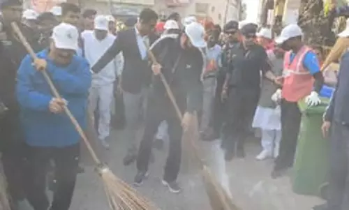 कुरुक्षेत्र में सीएम नायब सिंह सैनी ने झाड़ू लगाकर दिया स्वच्छता का संदेश
