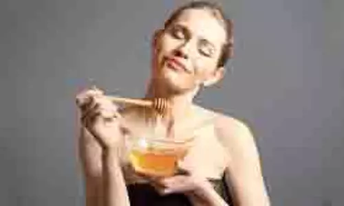 Skin care: सर्दियों में  शहद में मिलाकर लगाएं ये चीजें , शीशे की तरह चमकेगी त्वचा