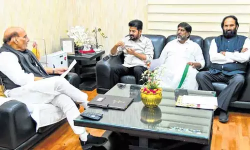CM Revanth Reddy ने बापू घाट के लिए 222 एकड़ रक्षा भूमि मांगी, ममनूर हवाई अड्डे के लिए मंजूरी CM Revanth Reddy ने बापू घाट के लिए 222 एकड़ रक्षा भूमि मांगी, ममनूर हवाई अड्डे के लिए मंजूरी