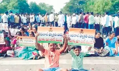 Adilabad के किसानों ने इथेनॉल फैक्ट्री के खिलाफ प्रदर्शन किया Adilabad के किसानों ने इथेनॉल फैक्ट्री के खिलाफ प्रदर्शन किया
