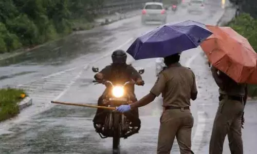 Digital Shift: केरल मोटर वाहन कार्यालय अभी भी भौतिक लाइसेंस की मांग Digital Shift: केरल मोटर वाहन कार्यालय अभी भी भौतिक लाइसेंस की मांग