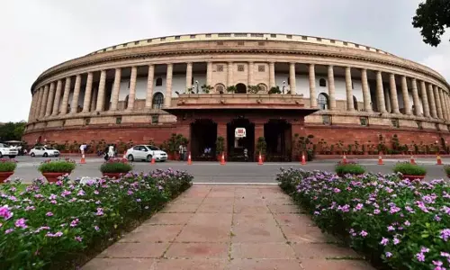 विपक्ष के हंगामे के बीच Lok Sabha की कार्यवाही दोपहर तक स्थगित