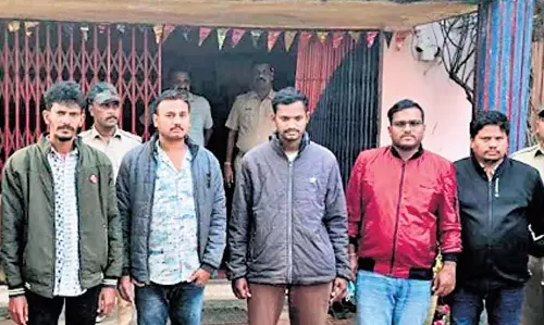 NH-16 पर ट्रक चालकों से जबरन वसूली करने के आरोप में दो आरटीओ अधिकारियों सहित पांच गिरफ्तार