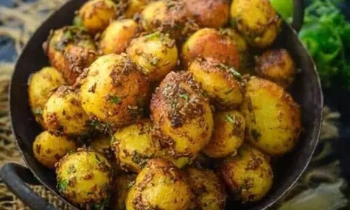Cumin potato: सर्दियों में गरमा-गरम पराठे के साथ try करे चटपटा पंजाबी जीरा आलू