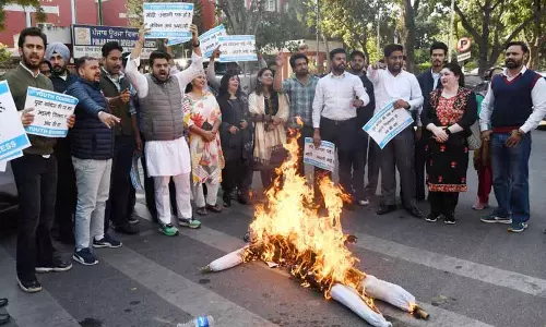 Punjab: युवा कांग्रेस नेताओं ने अडानी का पुतला जलाया, हिरासत में लिए गए