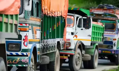 Manipur : एनएच-37 पर 300 से अधिक वाहन फंसे, आवश्यक सेवाएं बाधित Manipur : एनएच-37 पर 300 से अधिक वाहन फंसे, आवश्यक सेवाएं बाधित