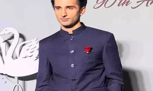 Siddhant Gupta ने अपनी आइकॉनिक एक्सेसरी के साथ नेहरू की क्लासिक शैली को वापस लाया Siddhant Gupta ने अपनी आइकॉनिक एक्सेसरी के साथ नेहरू की क्लासिक शैली को वापस लाया