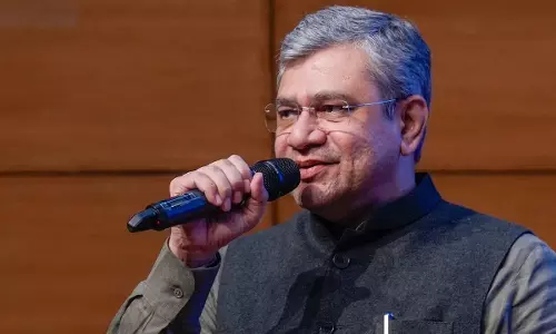 सोशल मीडिया पर अश्लील और आपत्तिजनक कंटेंट की भरमार, नए कानून को लेकर मोदी सरकार कर रही है बड़ी तैयारी सोशल मीडिया पर अश्लील और आपत्तिजनक कंटेंट की भरमार, नए कानून को लेकर मोदी सरकार कर रही है बड़ी तैयारी