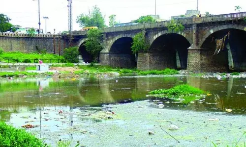 Telangana: मूसी नदी में खतरनाक कचरा फेंकते हुए रासायनिक टैंकर पकड़ा गया