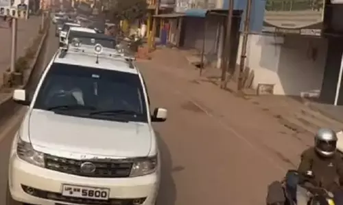 सटोरिया का जलवा, नेताओं संग घूम रहा सायरन लगी गाड़ी में